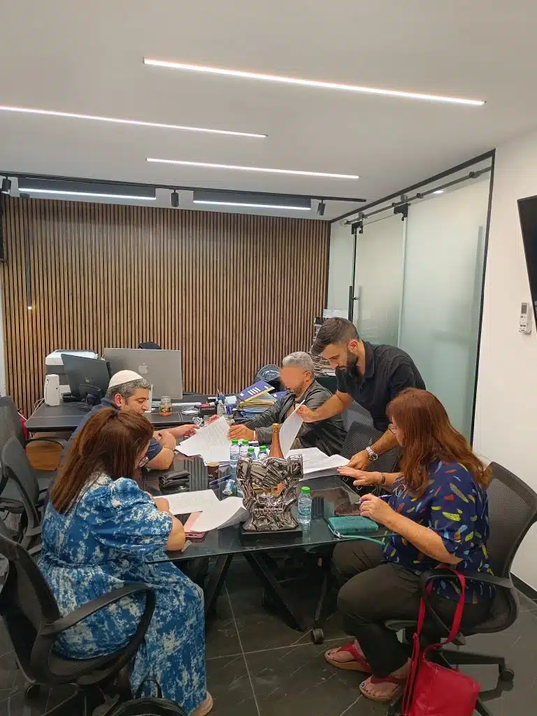 יום חתימה במשרד