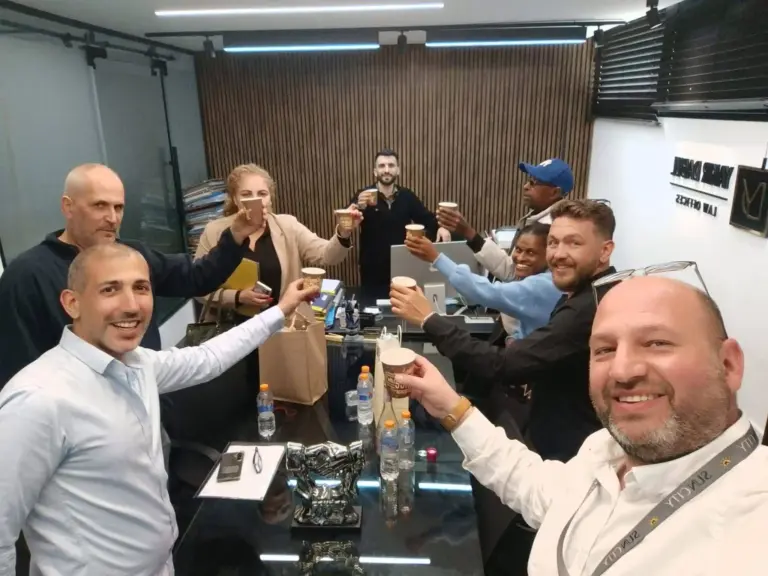 הרמת כוסית אחרי חתימה על עסקת דירה